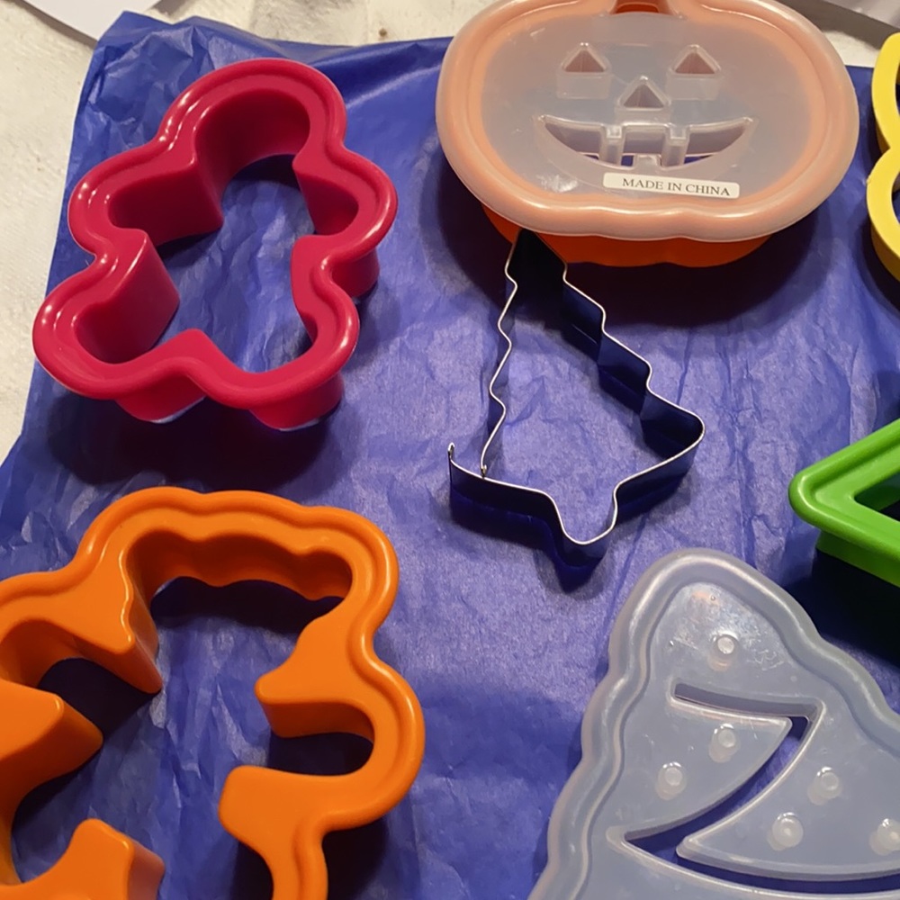 Cookie Cutters NEW Total of 12 - Picture 2 of 9